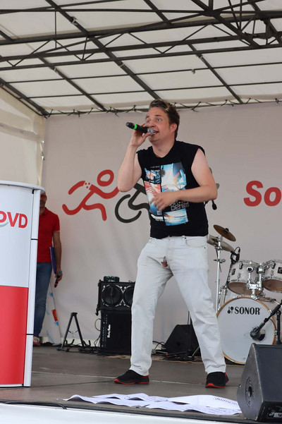 Mann mit Mikrofon auf der Bühne. 