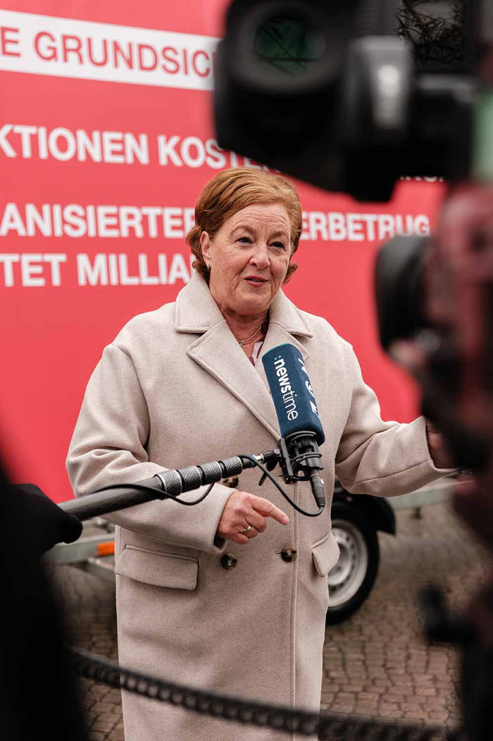 Frau in einer Interviewsituation mit Kamera und Mikrofon. 